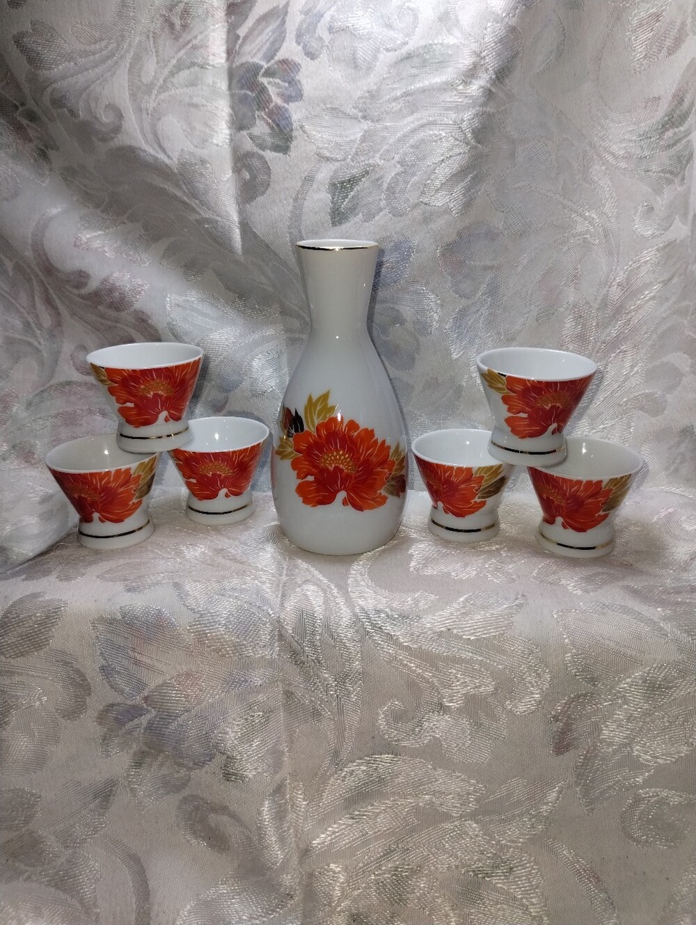 Vintage OMC Japan Sake Set – Floral Design, 6 Cups & Tokkuri Bottle.